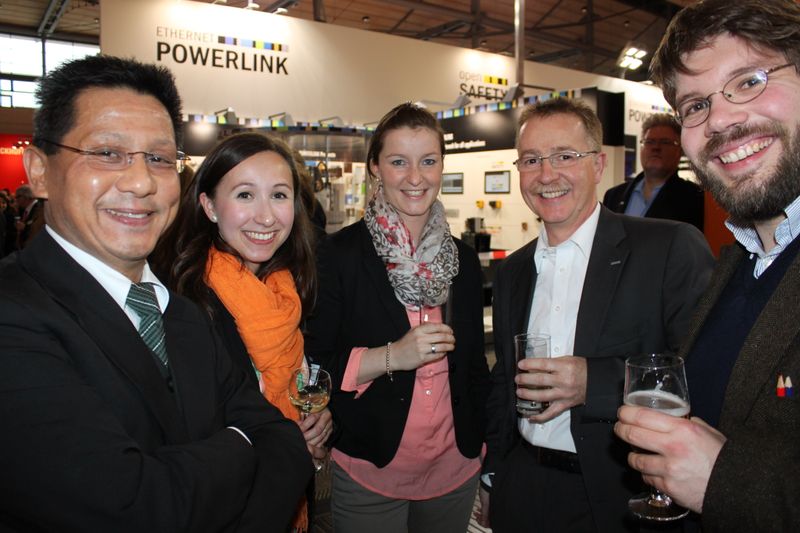 Am Dienstagabend wurde bei der Vogel Business Media am Messe-Stand in Halle 9 traditionell auf eine erfolgreiche Hannover Messe 2014 angestoßen. Gute Gespräche und Live-Musik von der Band „Famos“ sorgten bei den zahlreichen Standpartygästen für eine ausgelassene Stimmung. (Siegl/Vogel Business Media)