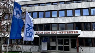 Am Bonner Haus des Kfz-Gewerbes wehen seit einigen Wochen zwei Flaggen: die des ZDK für das gesamte Kfz-Gewerbe und die des BIV, der das Kfz-Handwerk vertritt. (Bild: Doris Pfaff - VCG)