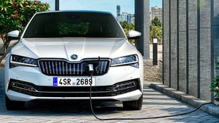 Mit dem Superb-Facelift startet Skoda zugleich seine Elektro-Submarke „iV“. (Skoda)