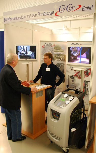 Heinz Kelle (re.) von Carcon stelle das Klimaservicegerät ECK Sani+ vor und zeigte den Besuchern, wie sie den Klimaservice lukrativ gestalten können. (Archiv: Vogel Business Media)