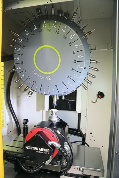 Vertikales 5-Achsen Bearbeitungszentrum Fanuc-31i-B5, ergänzt mit einer Messmaschine Scanflash ESPI und einem Handlingroboter Fanuc. (JR Gonthier, Redaktor MSM)