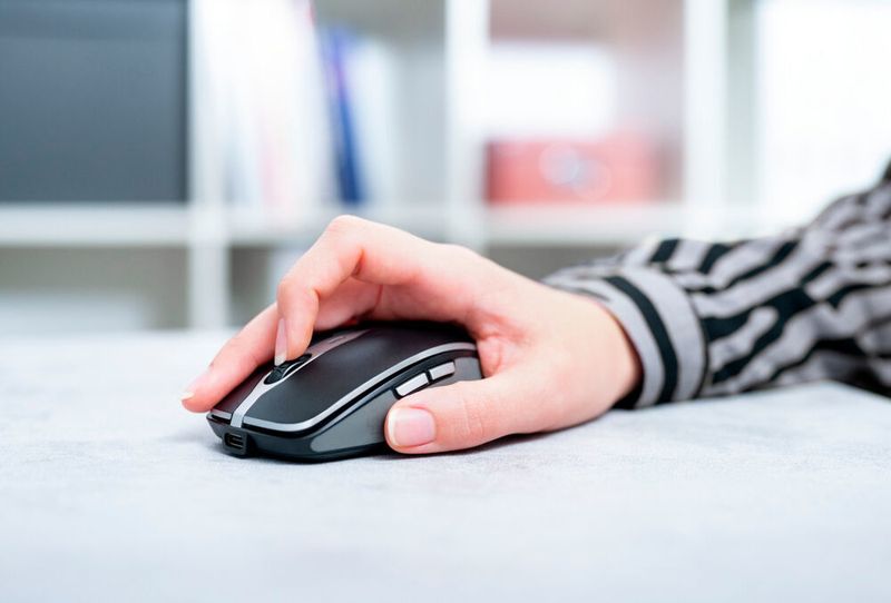 Mit einer Taste auf der Oberseite der Cherry MW 9100 wird die Ausflösung zwischen 1.000, 1.600 oder 2.400 dpi umgestellt. Die Stromversorgung übernimmt ein integrierter Lithium-Akku. (Cherry)