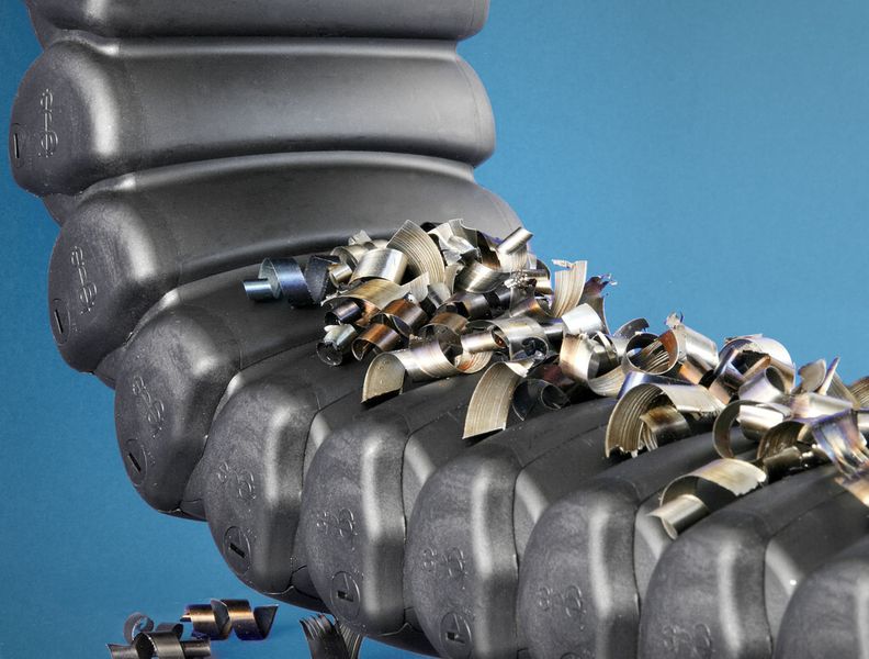 Kunststoff-Energierohr: An der glatten, gewölbten Außenkontur fallen Späne bei Berührung mit der Oberfläche ab. (Bild: Igus)