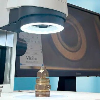 Mit motorisiertem Autofokus, Fokus-Stacking sowie integrierten Mess- und Berichtsfunktionen beschleunigt das neue Tischsystem Prüfungen und sorgt für eine konsistente Dokumentation. (Bild: Vision Engineering)