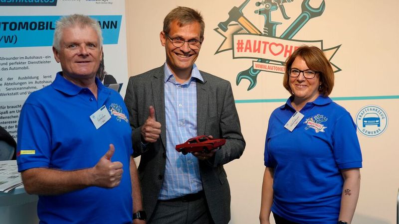 Geschafft: Der zukünftige ZDK-Hauptgeschäftsführer Kurt-Christian Scheel (M.) besuchte den ZDK-Stand der Berufsbildung, den Claudia Kefferpütz und Joachim Syha betreuten und schraubte erfolgreich sein Modellauto zusammen.  (Bild: Zietz – »kfz-betrieb«)