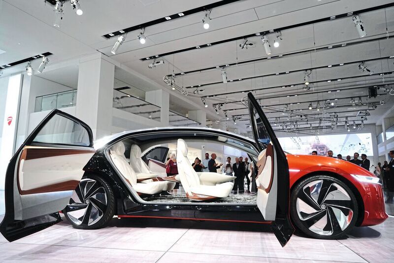 Der Vizzion hat ein neues Innenraumkonzept: Ohne B-Säule und mit weit aufschwenkenden Türen. (Volkswagen)