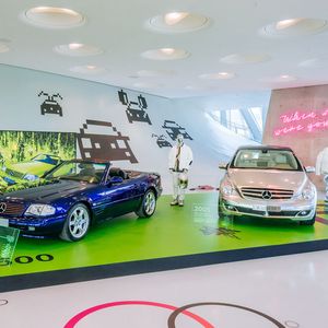 Die Themeninsel „Space“ mit einem Mercedes-Benz SL 500 (R 129) von 2000 und dem Vision R 320 CDI (Baureihe 251) von 2005.(Bild:  Mercedes-Benz AG)