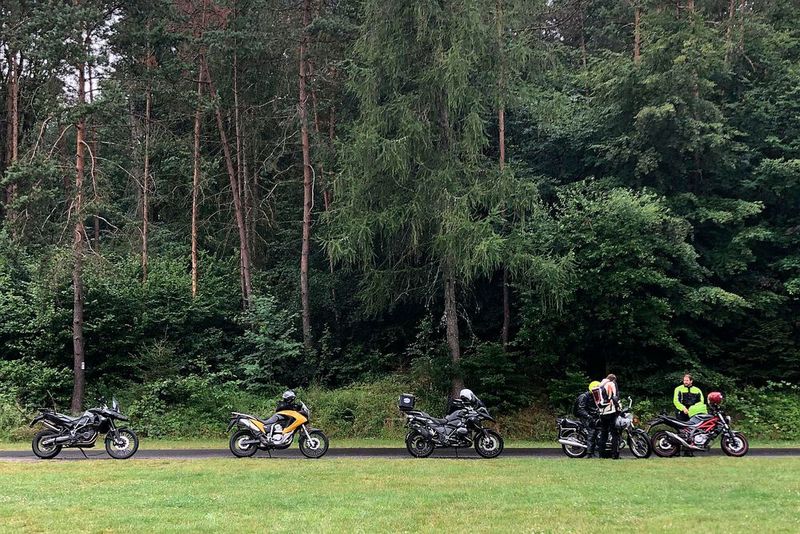 Die Teilnehmer fahren in insgesamt neun Gruppen zu maximal zehn Personen, jeweils angeführt von Tourguides aus dem Hause Vogel Communications Group. (Bild: »bike und business«/Maderner)