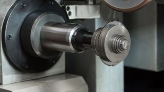 Dieses Sägeblatt hält bis zu acht Mal länger durch als Pendants aus Vollhartmetall. Das macht eine neuartige, nanokristalline Diamantschicht von Oerlikon Balzers möglich, die sich auch auf Bohrer und Fräser applizieren lässt. Hier Informationen aus einem Projekt mit einem Anwender ... (Bild: Oerlikon Balzers)