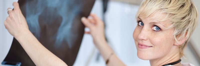 Allein in Deutschland werden im Jahr ca. 150 Millionen Röntgenbilder aufgenommen, viele von diesen unter Zeitdruck und von nicht immer erfahrenem Personal, was auf Kosten der diagnostischen Qualität geht Allein in Deutschland werden im Jahr ca. 150 Millionen Röntgenbilder aufgenommen, viele von diesen unter Zeitdruck und von nicht immer erfahrenem Personal, was auf Kosten der diagnostischen Qualität geht