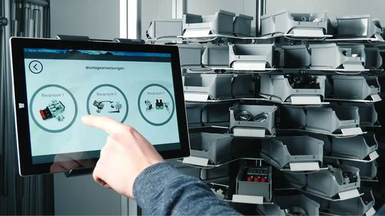 (Wie sieht die Zukunft der Produktionsplanung aus? Hier ein Karussellarbeitsplatz zur Materialbereitstellung mit Bedienelement zur KI-gesteuerten qualifikationsbasierten Werkerführung. Bild: Technische Hochschule Ostwestfalen-Lippe/Sashcut Films)