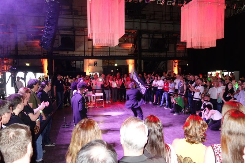 Die ALSO Party mit der Liveband und Tänzer waren spitze! (Bild: IT-BUSINESS)