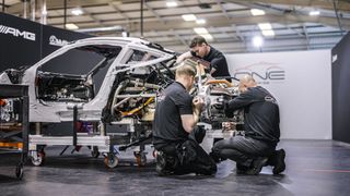 Mercedes-AMG hat mit der Produktion des Supersportwagens „One“ begonnen. Die exklusiven Fahrzeuge entstehen in Handarbeit. (Bild: Mercedes-Benz)