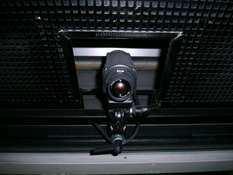 Im Prüfstand von BMW zentral montiert: Eine Wärmebildkamera A310 von Flir ist in zehn Prüfständen mit 45°-Weitwinkelobjektiv montiert. (Flir)
