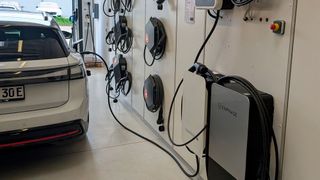 Der VW ID 7 diente bei Cubos bereits als Hausspeicher. Das Unternehmen testet derzeit alle verfügbaren Bidi-fähigen Wallboxen. (Bild: Rosenow – VCG)