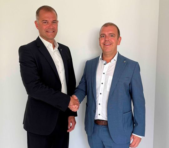 Glückwunsch zum neuen Posten! Ziehl-Abegg-Vorstandschef Dennis Ziehl (rechts) begrüßt den bisherhigen Produktionsvorstand Joachim Ley als neuen CEO des Elektromotoren- und Ventilatorspezialisten aus Künzelsau.(Bild:  Ziehl-Abegg)