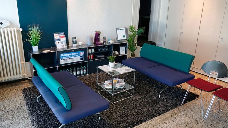 ... eine hohe Aufenthaltsqualität der Kunden. Dafür hat er sogar das klassische Chefbüro abgeschafft und dort einen Wartebereich eingerichtet. (Bild: Rosenow – VCG)