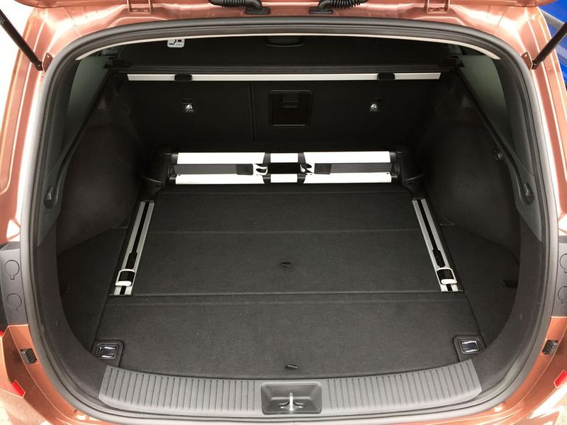 ... erhält man gleich freie Sicht auf das Raumwunder. Das Fassungsvermögen liegt zwischen 602 und 1.650 Litern, ein auf Schienen angebrachtes System sorgt für Ordnung im Kofferraum.  (Faust / »kfz-betrieb«)