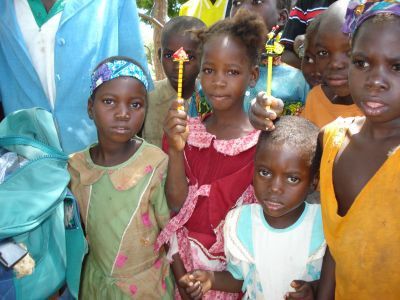 Viele Eltern sind zu arm, um sich Schulmaterial für ihre Kinder leisten zu können. (Bild: Initiative Stifte stiften)