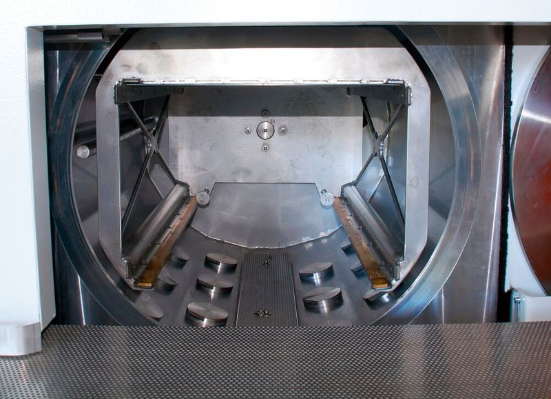 The standard equipment also includes ultrasonic elements in the working chamber. They help ensure that high cleanliness standards are met in a reliable, reproducible, and resource-efficient manner.   (Source: Karl Roll)