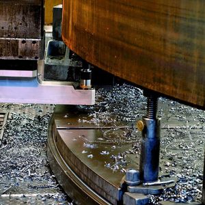 Bild 2: Erhöht in der Karusselldrehmaschine eingespannt, können Bohrungen und Gewinde auch von unten in die Stahlbauteile eingebracht werden, ohne die Spannsituation des Bauteils zu ändern. Bild: Romai