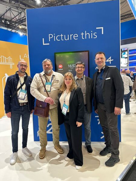 Das DELO Team macht mit Konstantin Flabouriaris (Philips) einen Standrundgang. (Bild: Vogel IT-Medien)