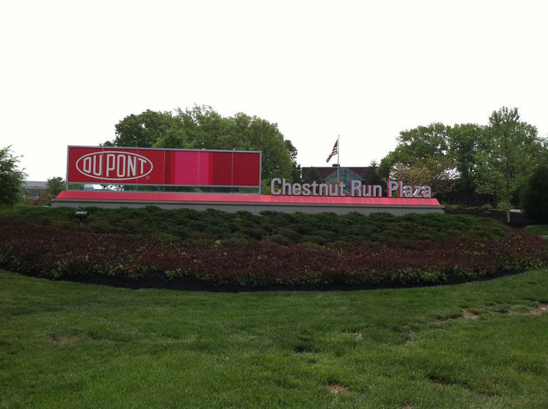 Dupont ist ein amerikanischer Chemiekonzern mit Sitz in Wilmington, Delaware. Das Unternehmen erwirtschaftete in 2014 34,7 Milliarden Dollar und beschäftigte 63.000 Mitarbeiter. (Dupont)