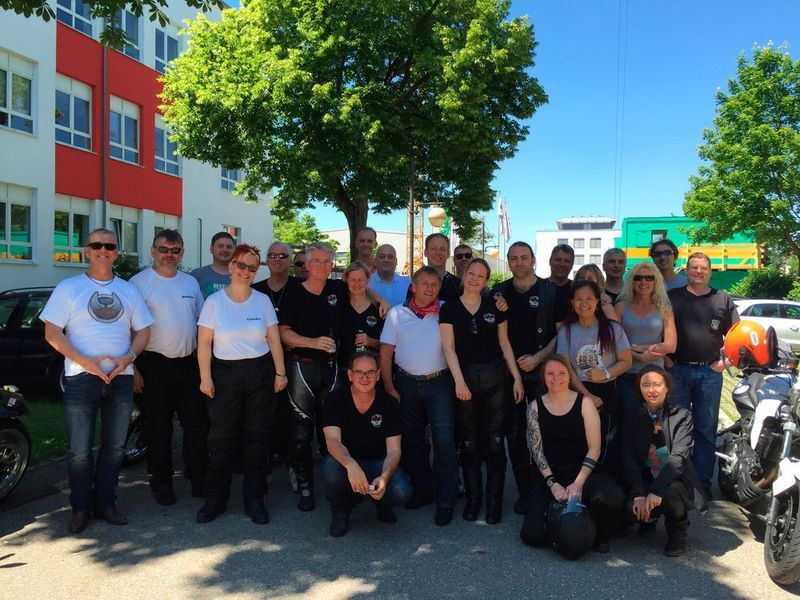 34 Grad im Schatten und voller Vorfreude – die Bitrider kurz vor der Abfahrt. (IT-BUSINESS)