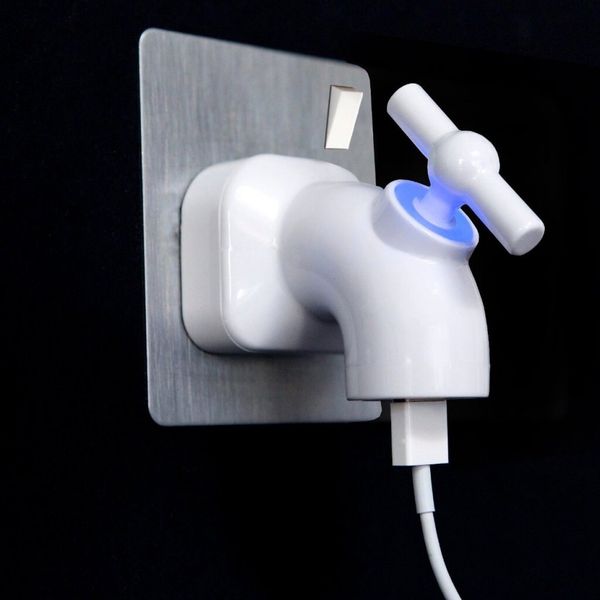 Ein etwas anderes Ladegerät gibt es für 22,95 Euro bei ragbag.de. Der Wasserhahn ist mit handelsüblichen Smartphones und Tablets kompatibel. Die passenden Ladekabel sind im Lieferumfang aber nicht enthalten. (www.radbag.de)