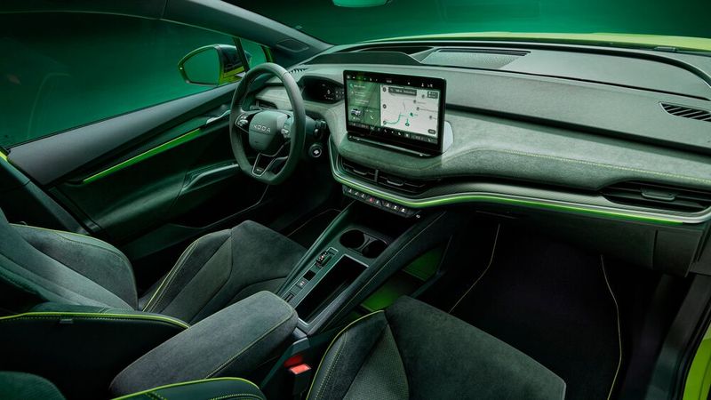 Innen erwarten die Passagiere Sportsitze mit Massagefunktion. (Bild: Skoda)