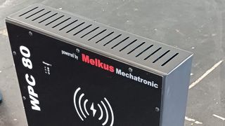 Beim kontaktlose Laden von AGV wird das Energiefeld nur dann aufgebaut, wenn das Fahrzeug anwesend ist, und bleibt beim Ladevorgang innerhalb von AGV und Ladestation. Die Personensicherheit ist jederzeit gewährleistet. (Bild: Melkus)