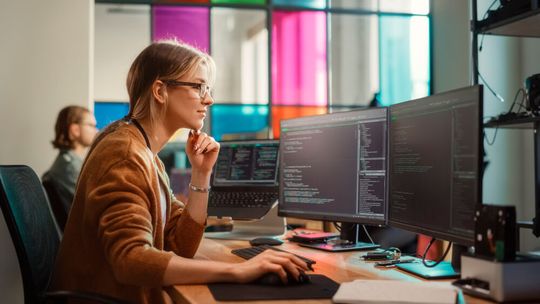 IT-Spezialisten sind gefragt wie nie und entscheidend dafür, ob man als Unternehmen zukunftsfähig bleibt. IT-Spezialisten sind gefragt wie nie und entscheidend dafür, ob man als Unternehmen zukunftsfähig bleibt.