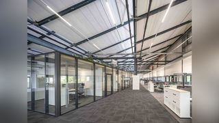 Mit Ganzglaswänden von Strähle entstand in der ehemaligen Fertigungshalle eine moderne, vielseitig nutzbare Bürolandschaft. (Bild: Strähle © Michael Heinrich)