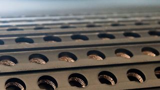 Fördergurt aus Gummi mit gestanzten Löchern und Gewebeeinlage (Bild: noltewerk GmbH & Co. KG)