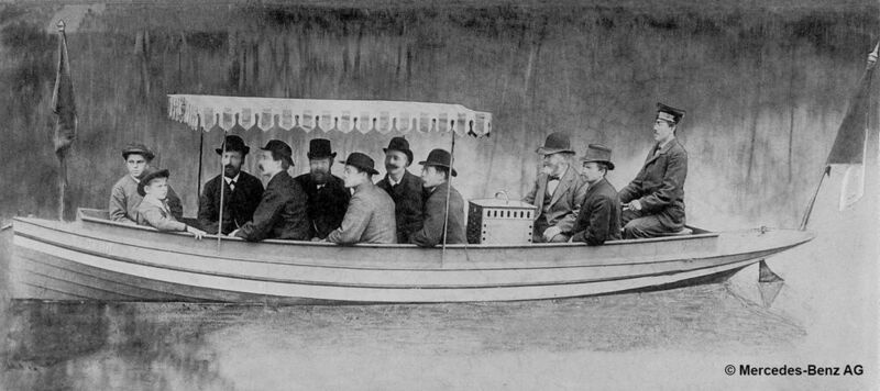Im Jahre 1886 bewährte sich das erste Daimler-Motorboot mit zahlreichen Fahrten auf dem Neckar bei Cannstatt (vor dem Steuermann: Gottlieb Daimler (l.) und Wilhelm Maybach). (© Mercedes-Benz AG)