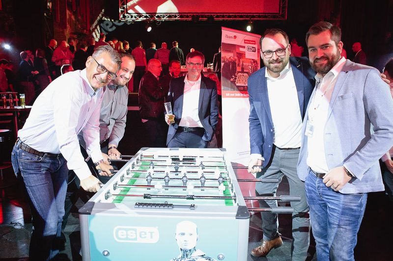Spiel mit vollem Einsatz: Am Kickertisch von eset kicken (v. l.) Christian Schneider (Schneider & Wulf EDV-Beratung GmbH & Co KG ), Christian Maaß (maaß IT), Michael Baars (Insystem.de), Christoph Preetz und Alexander Schulz (beide eset). (Astrid Piethan)