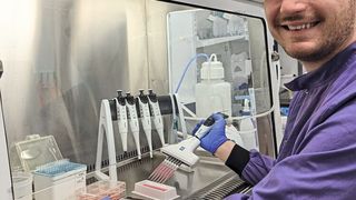 Adam Creigh und seine Kollegen am Wellcome Centre for Mitochondrial Research verwenden Voyager-Pipetten für ihre Forschung zu mitochondrialen Erkrankungen. (Bild: Intera Biosciences)