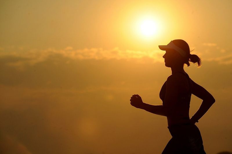Tipp 2: Den Tagesablauf der Hitze anpassen. Körperliche Anstrengungen nach Möglichkeit auf die Morgen- und Abendstunden legen. (Bildquelle: Pixabay, CC0 Public Domain)