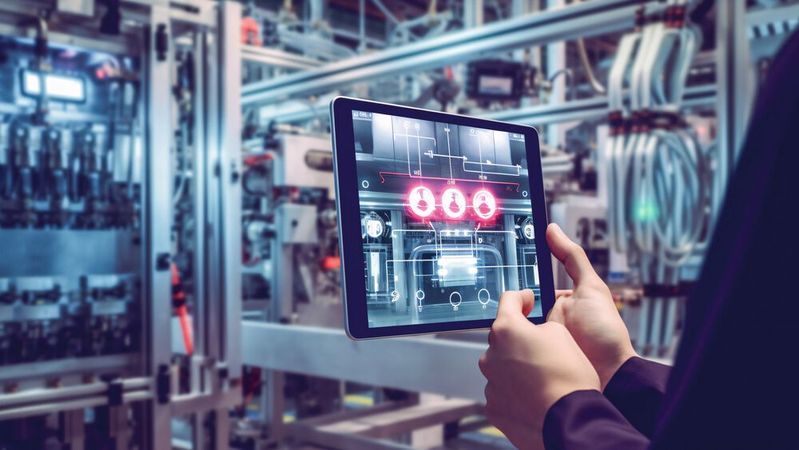 Durch die Bereitstellung von Inspektions-Algorithmen auf digitalen Endgeräten werden Fachkräfte in Maschinenparks deutlich unterstützt.(Bild:  Bipul Kumar - stock.adobe.com)