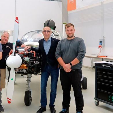 Work on the travel motor glider "Taifun 17 H₂": Research associate Jan Hußlein, engineer Tom Wollin, dean Prof. Dr. Johannes Paulus, and master’s student Sebastian Stenger (from left to right) (Source: Eva Kaupp | THWS)