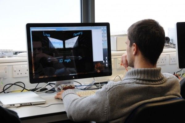 Ein Student trainiert das Fahren mit dem Robotcar am  Computer (Bild: MRG, Oxford University)
