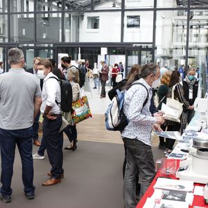 Die Messehalle lud zu Gespächen zwischen Besuchern und Ausstellern ein. Schon morgens hatte sich die typische Messe-Geräuschkulisse aus angeregten Unterhaltungen eingestellt.   Mehr Infos zu den kommenden LAB-SUPPLY-Messen finden Sie auf www.lab-supply.info. (C. Lüttmann, LABORPRAXIS)