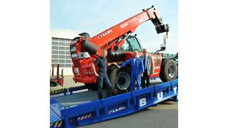 Konstrukteur Dipl.-Ing. Thomas Hillmann, Fertigungsleiter Werner Vosmann und Geschäftsführer Hans-Jochen Butt (von links nach rechts) von der Butt Verladerampen GmbH auf der Spezialrampe, die an den Hersteller von Straßenfertigern ausgeliefert wurde. Bild: Butt (Archiv: Vogel Business Media)