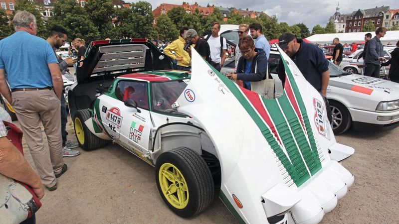 Armin Schwarz nahm die letzte Etappe in seinem Lancia Stratos unter die Räder. „1972 stand ich als junger Bub mit meinem Vater bei der Metz-Rallye im Wald. Das einzige Fahrzeug, das man schon lange hören konnte, bevor es zu uns kam, war der Stratos. Damals wollte ich den schon haben. Von meinem ersten Geld als Rallye-Profi habe ich mir dann einen originalen Stratos gekauft; es ist einer von nur 20 gebauten Vierventilern“, erklärte der Rallye-Europameister. (Bild: OLYMPIA-RALLYE’72 MOTORWORLD REVIVAL 2022)