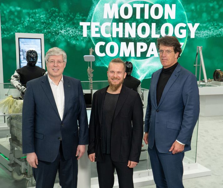 (v.l.) Georg F. W. Schaeffler, Familiengesellschafter und Aufsichtsratsvorsitzender der Schaeffler AG, Artem Sokolov, CEO und Gründer von Humanoid und Klaus Rosenfeld, Vorsitzender des Vorstands der Schaeffler AG, besiegelten die Technologiepartnerschaft auf der CES in Las Vegas. (Bild: Schaeffler)