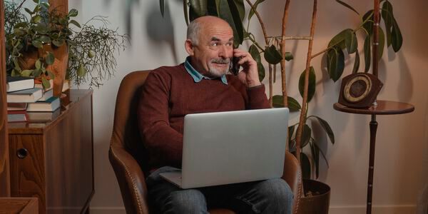 Über Telefon und Videochat können ältere Menschen in Kontakt mit ihrer Familie bleiben. An einem realistischeren Modell arbeiten Forscher zur Zeit: Sie wollen die Kommunikation mittels AR-Brille möglich machen.(Bild:  gemeinfrei / Pexels)