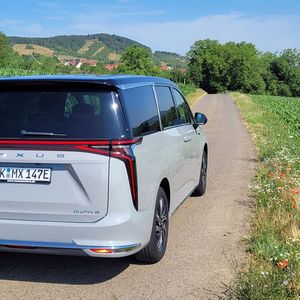 Die 90 kW/h-Batterie ermöglicht auf dem Papier eine Reichweite von 435 Kilometern (WLTP, kombiniert).(Bild:  Wehner - VCG)