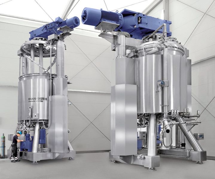 Ekato entwickelte die weltweit größte diskontinuierliche Produktionsanlage für Zahncreme. Die Anlagen haben ein Rekordvolumen von je 10.000 l. Der Rührwerksantrieb sitzt oben auf dem Produktionsmischer. Daher muss er trotz großen Leistungen möglichst kompakt sein. (Bild: Nord Drivesystems)