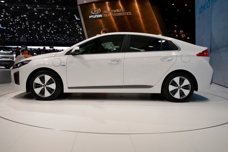 Eine Seitenansicht, die viel verrät: Schnell kommt dem Betrachter die Idee, dass sich Hyundai für das Design des Ioniq, der als reines Elektroauto, Hybrid und Plug-in-Hybrid verfügbar sein wird, bei anderen asiatischen Fabrikaten Inspiration geholt hat. (Achter)