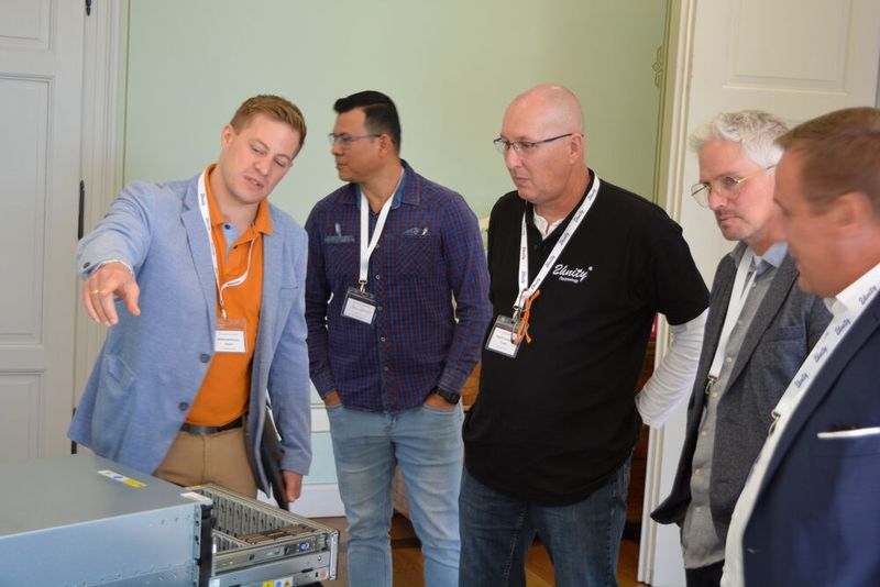 Die Teilnehmer bekommen modernste Storage-Technik von Seagate zu sehen und Infos aus erster Hand. (Bild: 21unity)